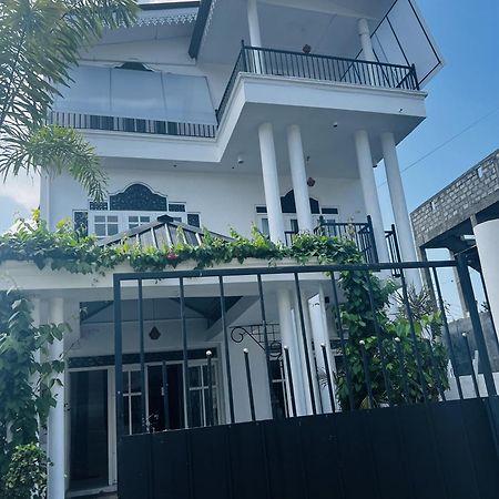 Ramlyn Guesthouse & Restaurant Негомбо Екстериор снимка