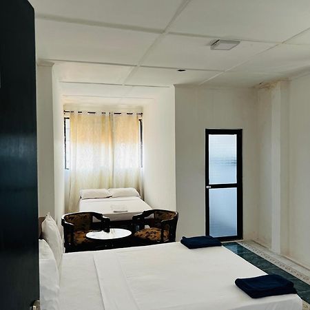 Ramlyn Guesthouse & Restaurant Негомбо Екстериор снимка