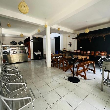Ramlyn Guesthouse & Restaurant Негомбо Екстериор снимка