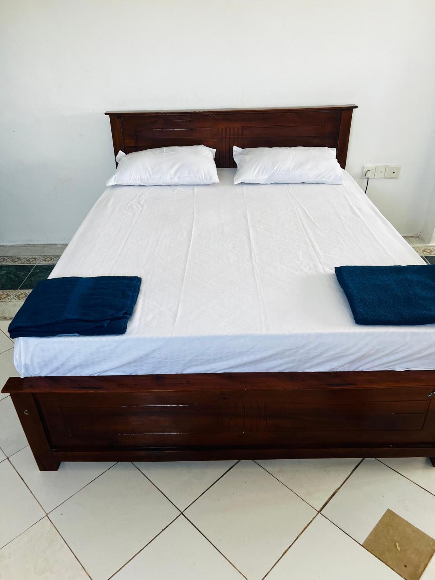 Ramlyn Guesthouse & Restaurant Негомбо Екстериор снимка