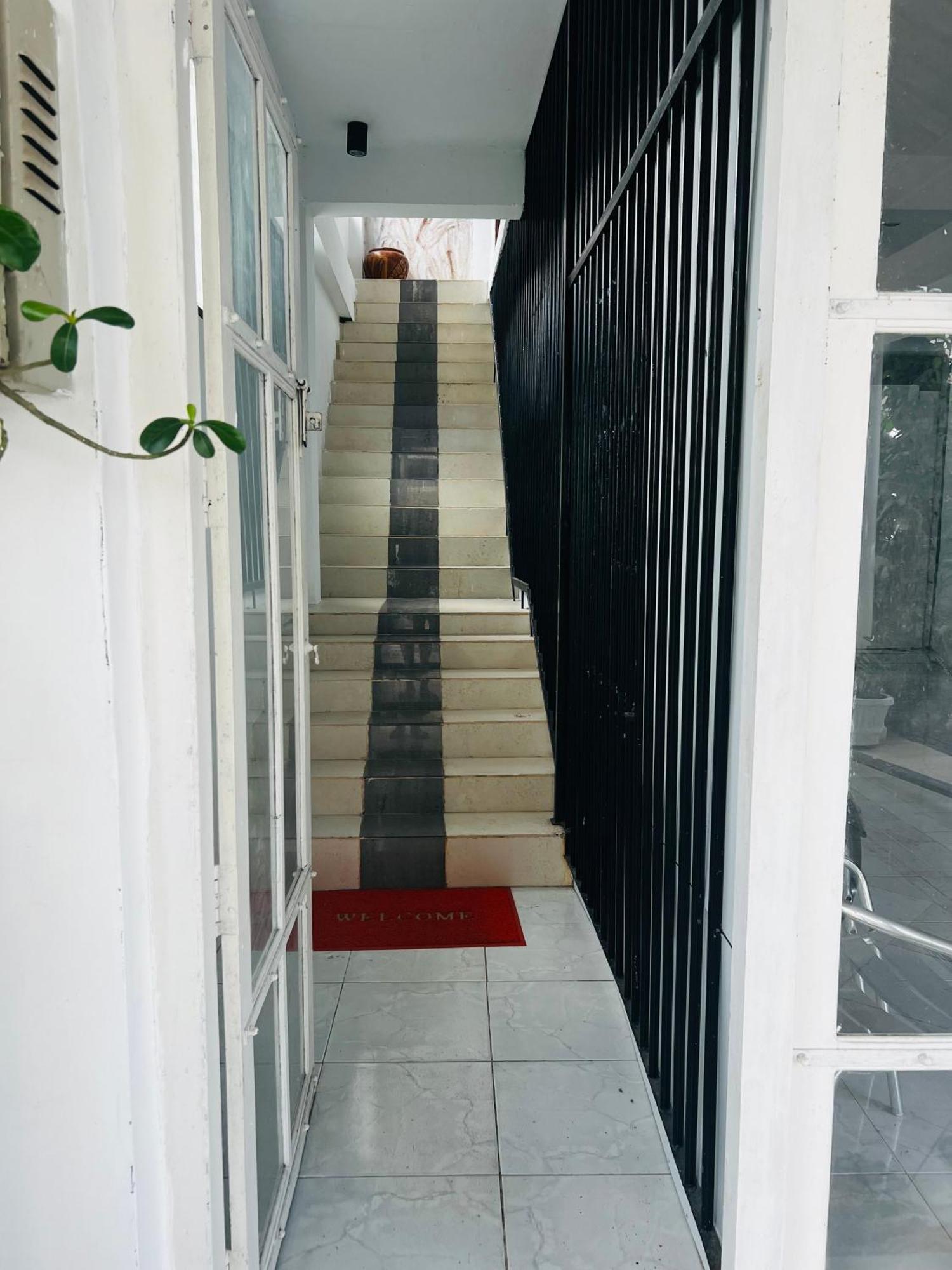 Ramlyn Guesthouse & Restaurant Негомбо Екстериор снимка