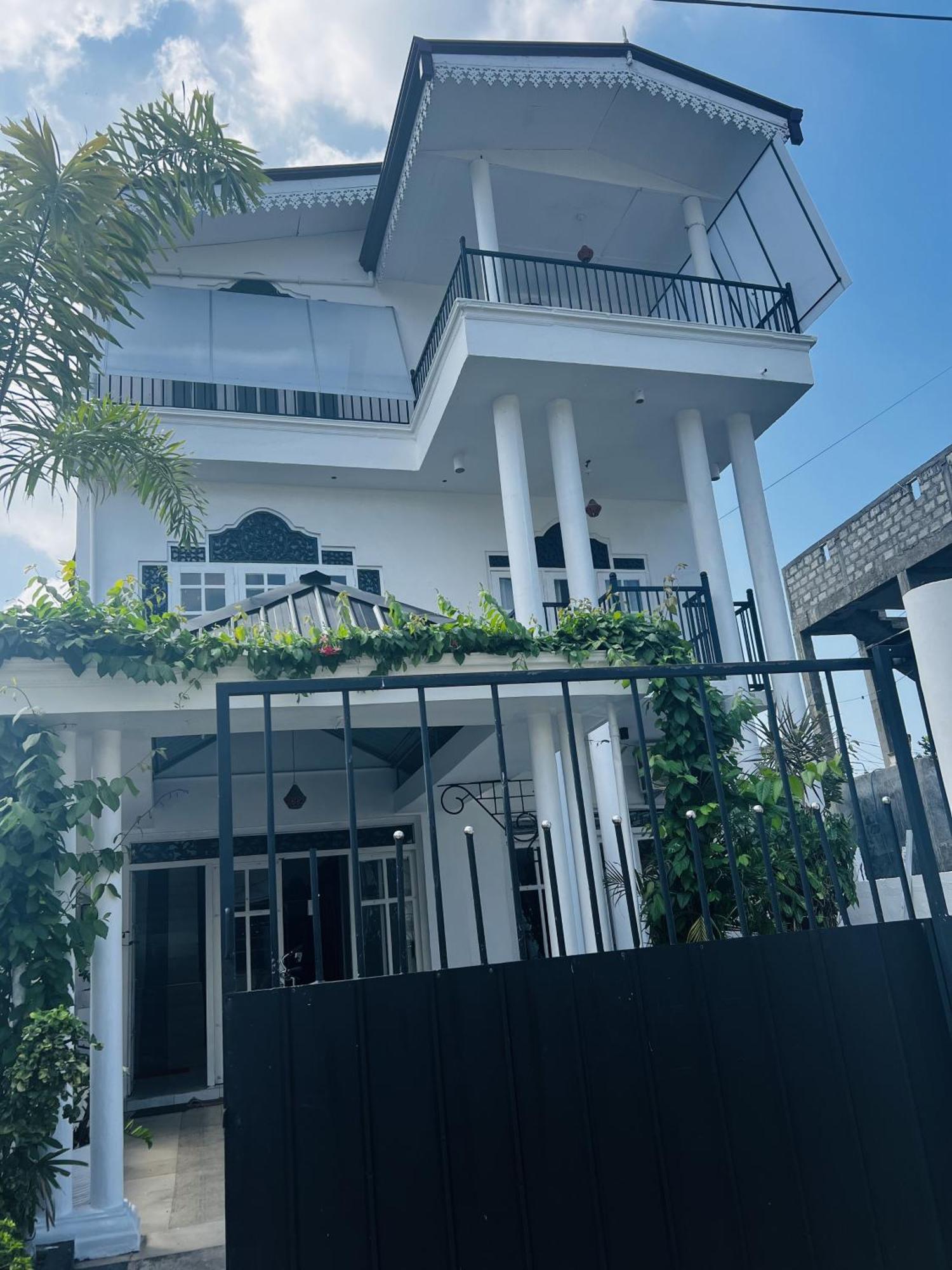 Ramlyn Guesthouse & Restaurant Негомбо Екстериор снимка