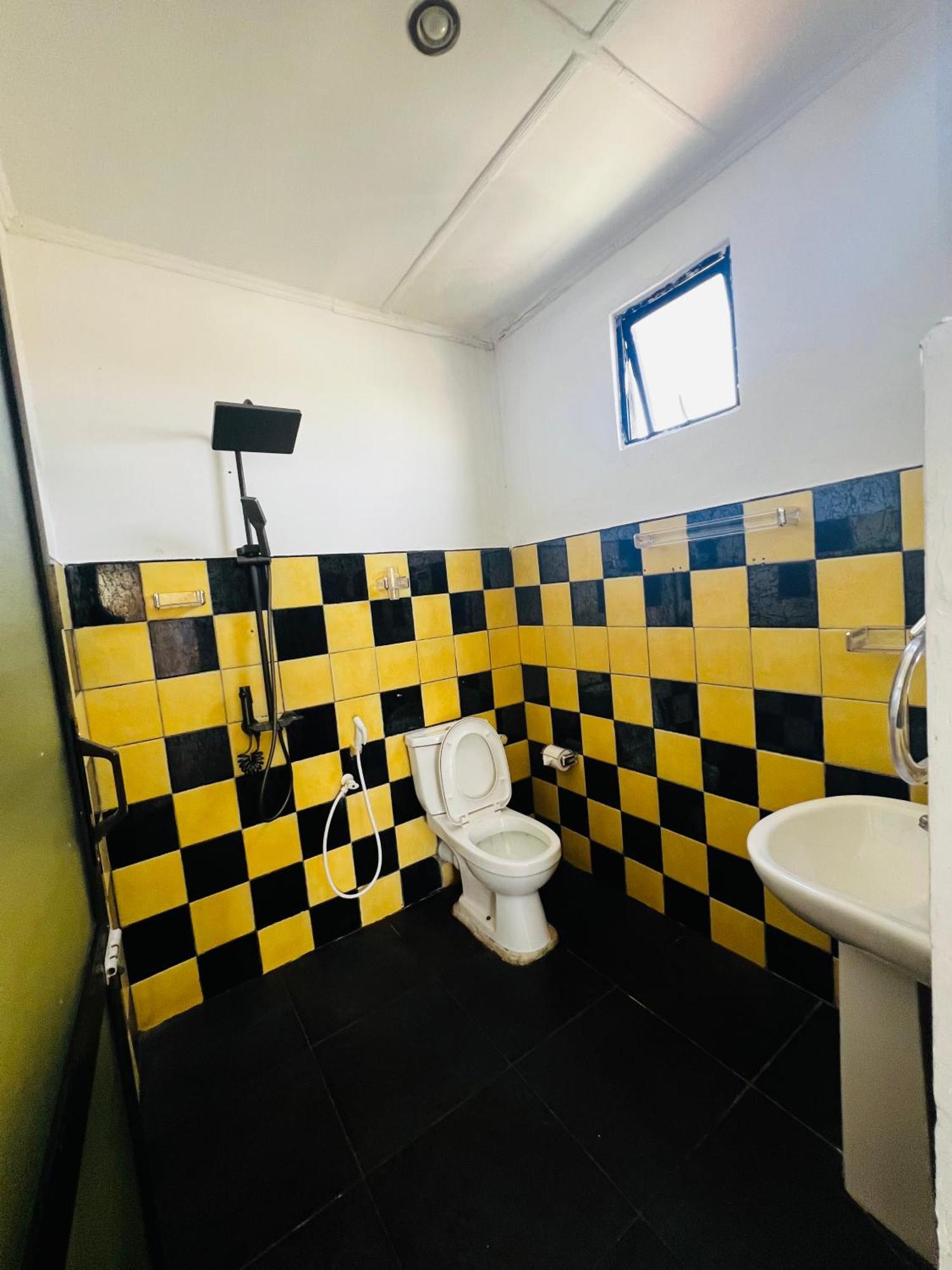 Ramlyn Guesthouse & Restaurant Негомбо Екстериор снимка