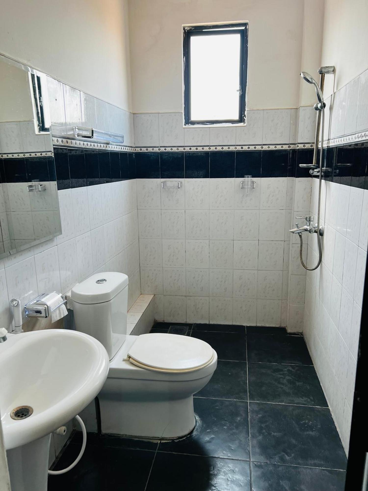 Ramlyn Guesthouse & Restaurant Негомбо Екстериор снимка