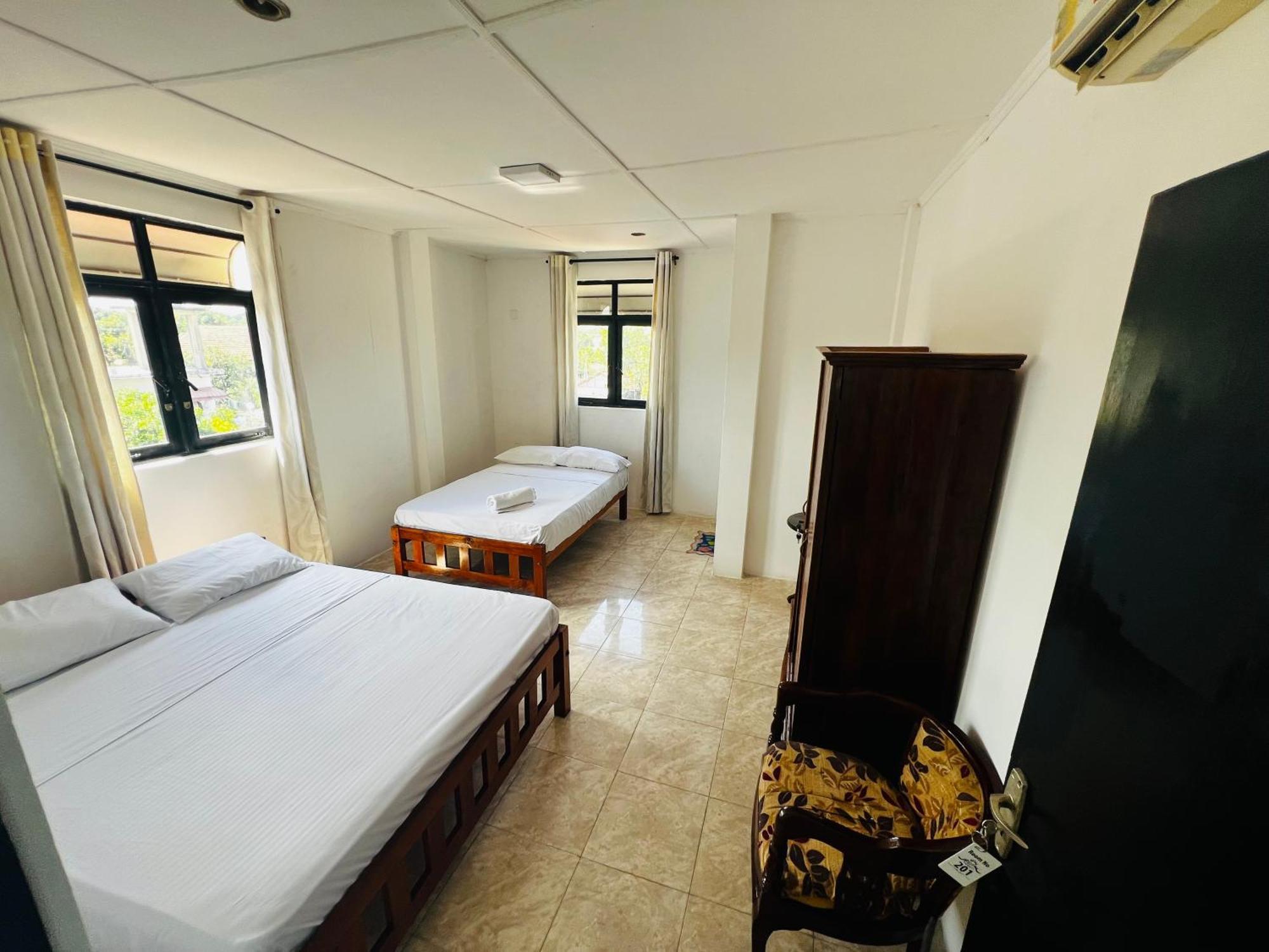 Ramlyn Guesthouse & Restaurant Негомбо Екстериор снимка