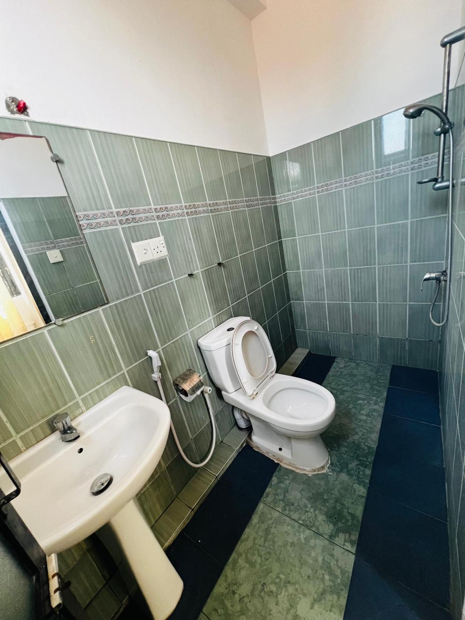 Ramlyn Guesthouse & Restaurant Негомбо Екстериор снимка