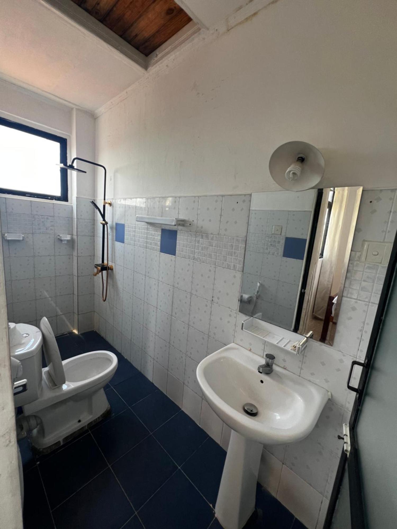 Ramlyn Guesthouse & Restaurant Негомбо Екстериор снимка